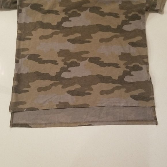 American Eagle Camo V Neck - Picture 3 of 9